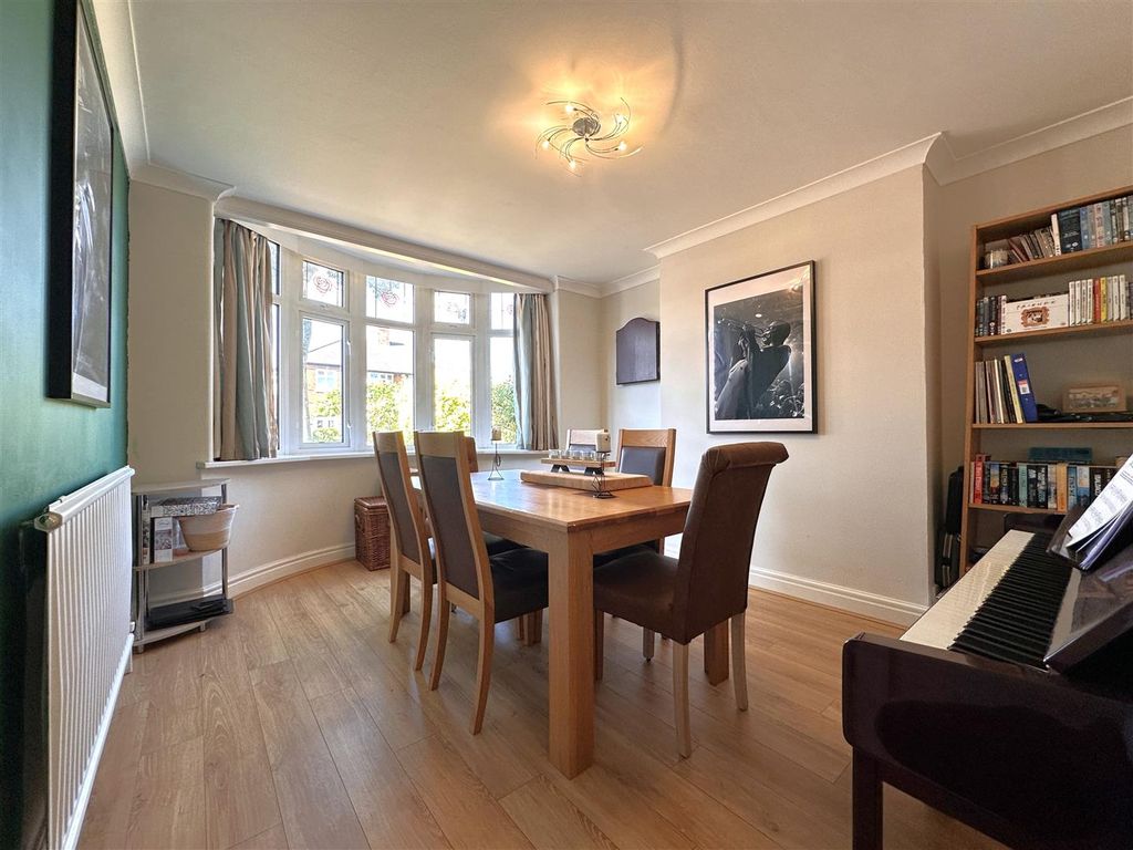 Property photo 2 of 21 Bow-Fronted Dining Room 566