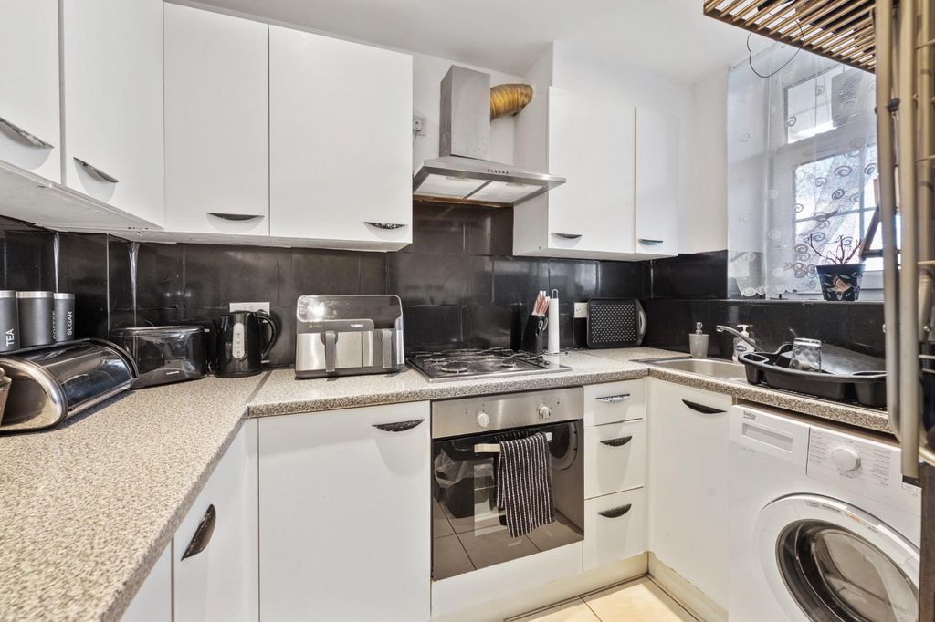 Property photo 2 of 8 Kitchen