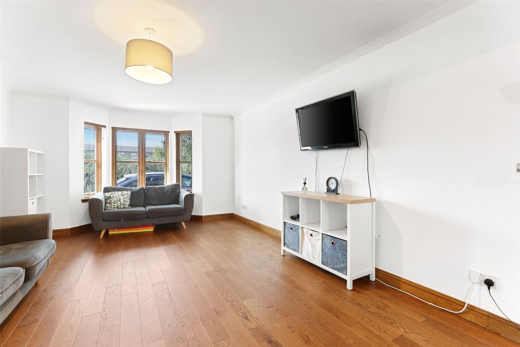 Property photo 2 of 16 Lounge
