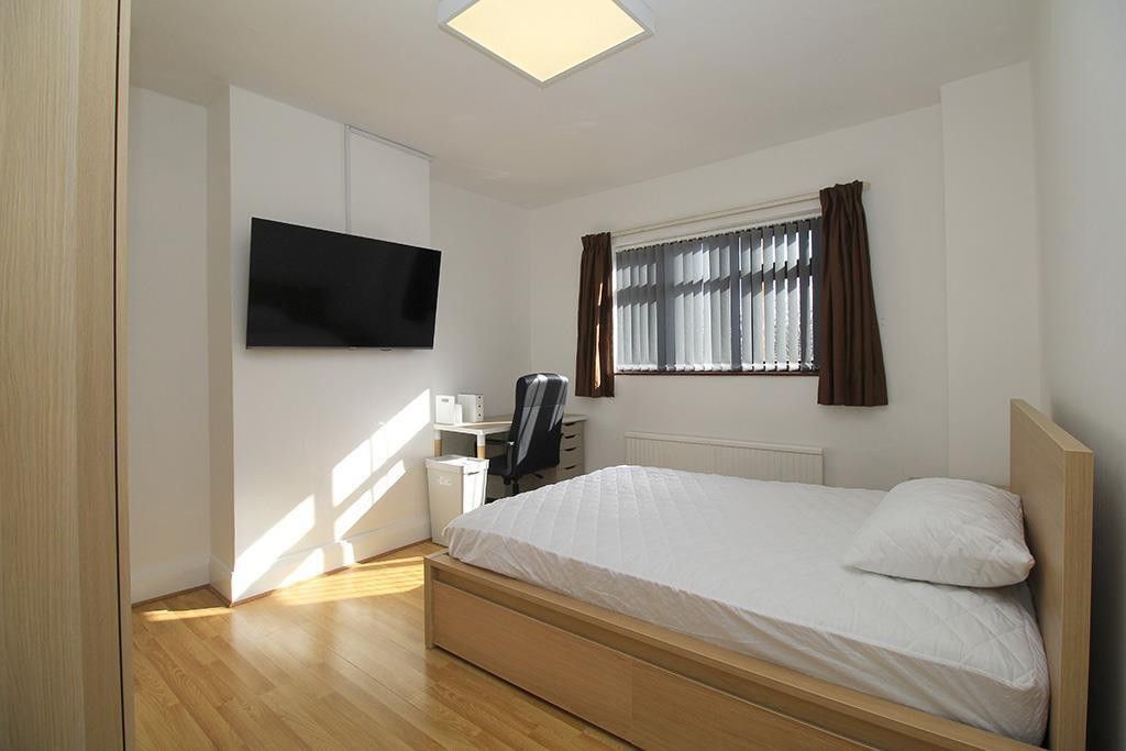 Property photo 1 of 27 Bedroom (Main)