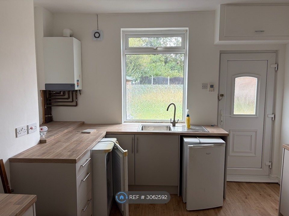 Property photo 3 of 12 Kitchen 2