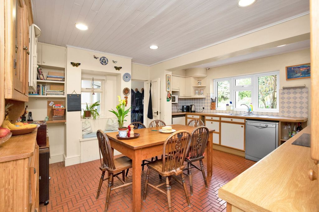 Property photo 2 of 33