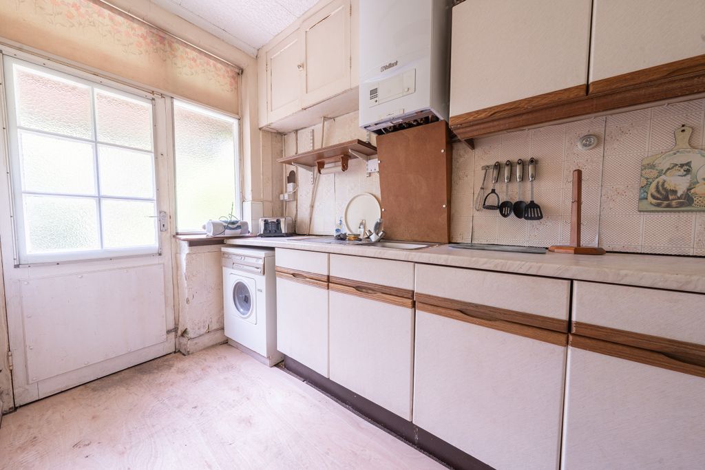 Property photo 2 of 20 .