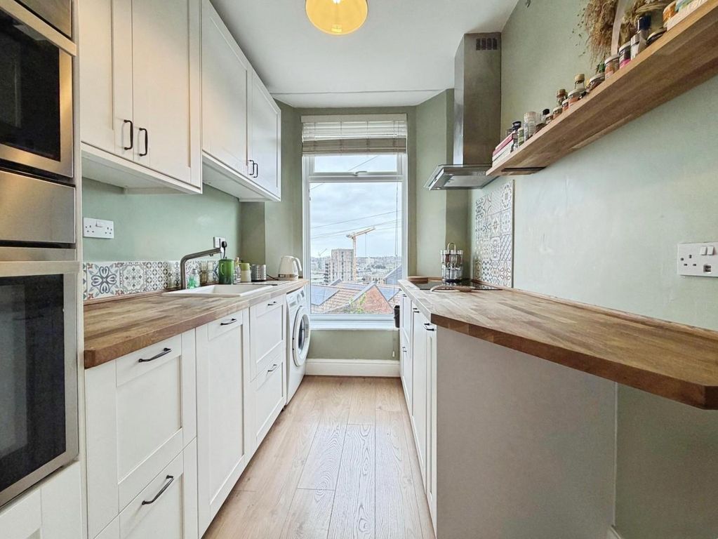 Property photo 3 of 18 Kitchen