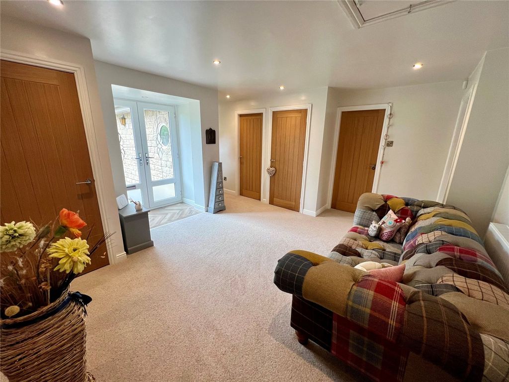 Property photo 3 of 21 Entrance Hall