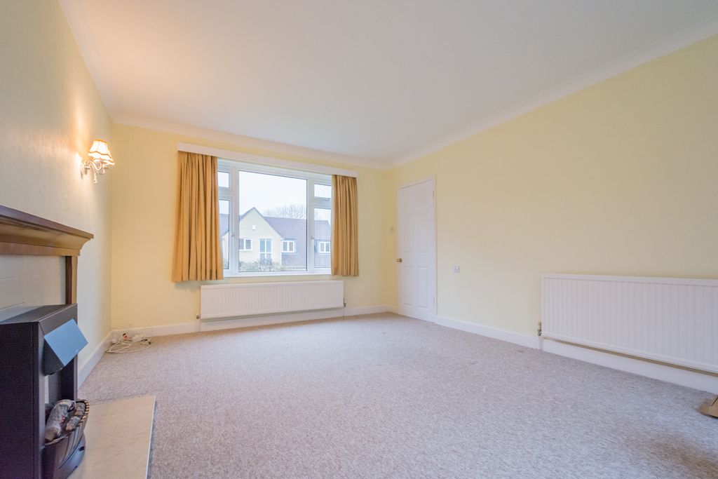Property photo 2 of 20 40 Priory Close -2