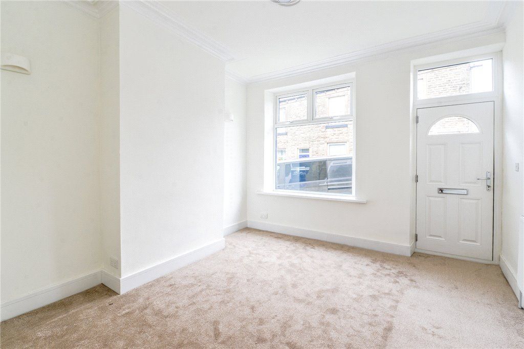 Property photo 3 of 19 Lounge