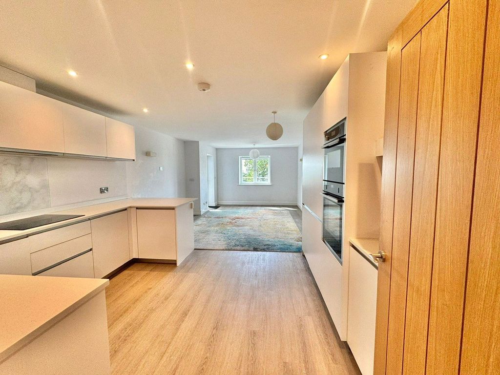 Property photo 3 of 23 Kitchen/Lounge
