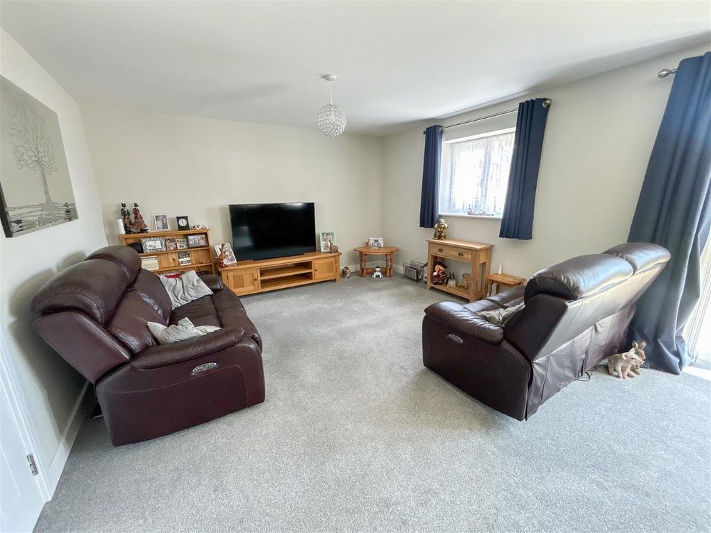 Property photo 3 of 13 Lounge