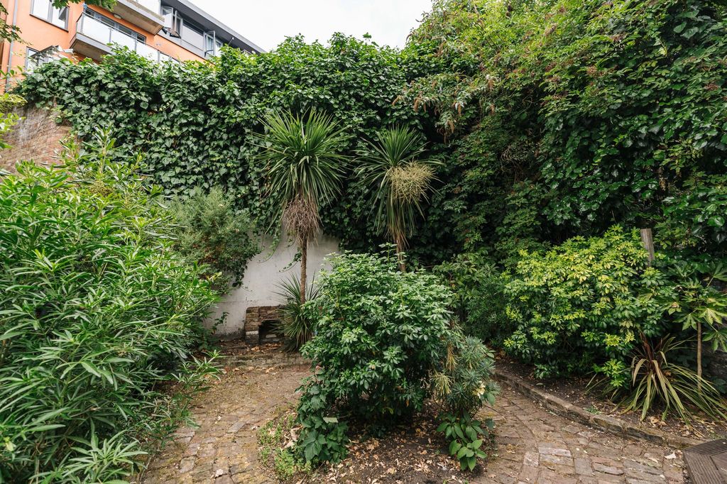 Property photo 3 of 12 Amhurst Road E8