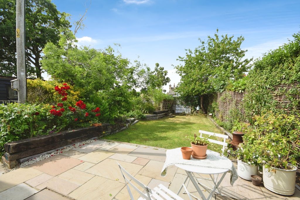 Property photo 2 of 18 Cottage Garden