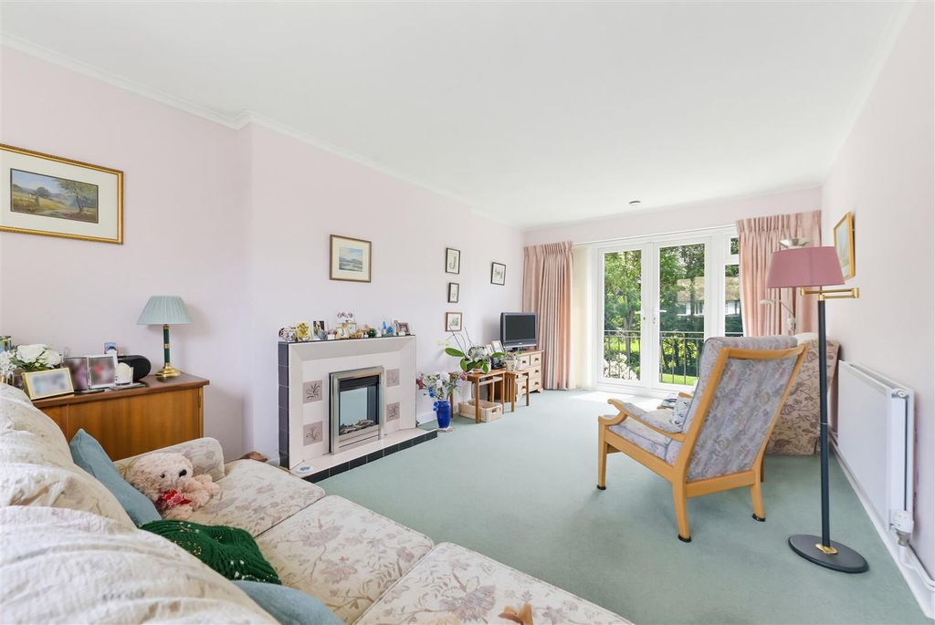 2 bed maisonette for saleCourtlands Crescent, Banstead SM7 photo 4