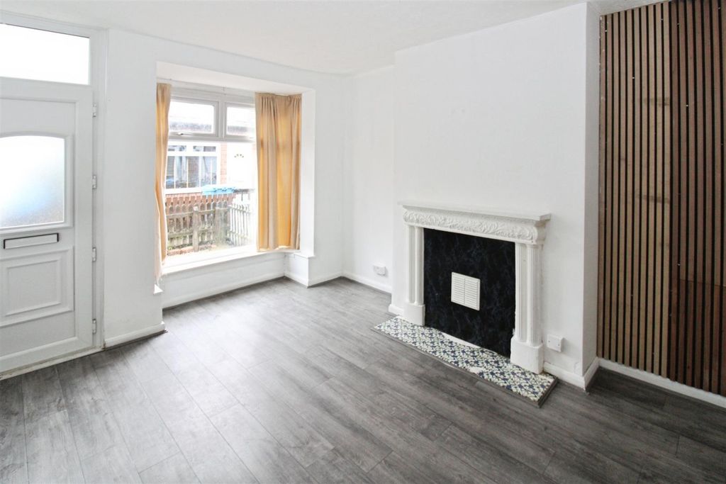 Property photo 3 of 7 Lounge