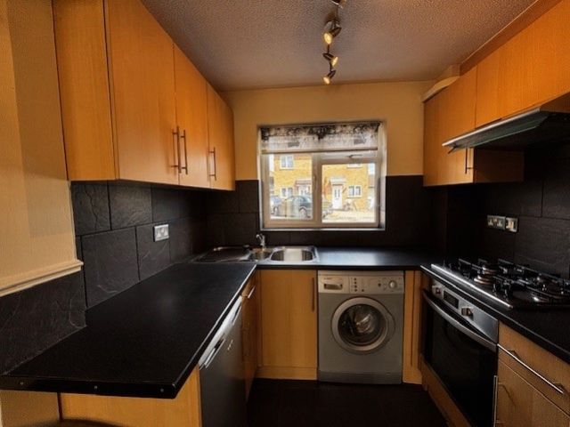 Property photo 3 of 10 27 Mayfield Kitchen