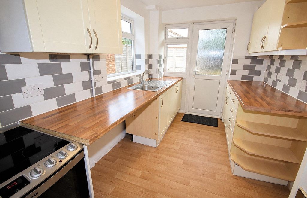 Property photo 3 of 16 Fitted Kitchen