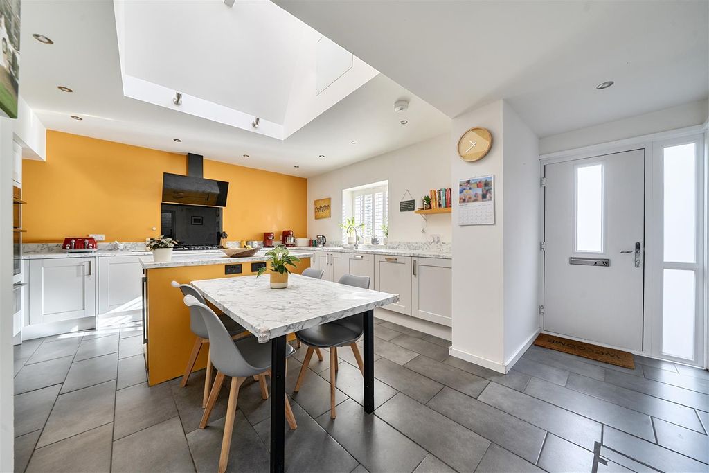 Property photo 2 of 17 Kitchen / Breakfast Room