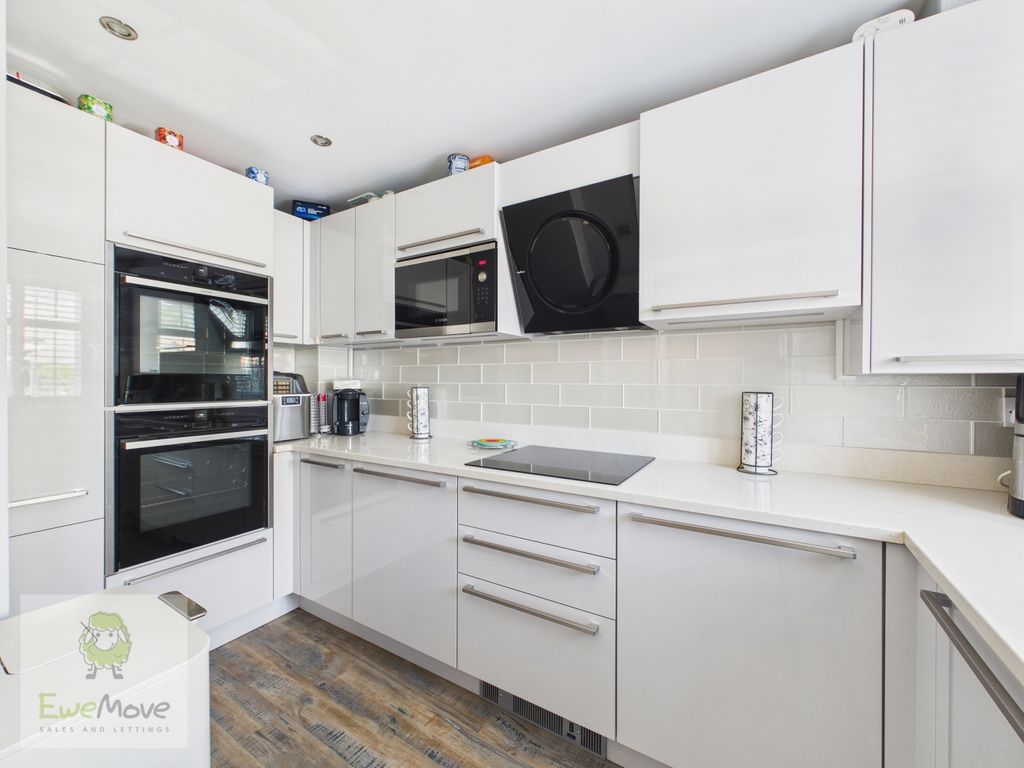Property photo 3 of 26 Kitchen