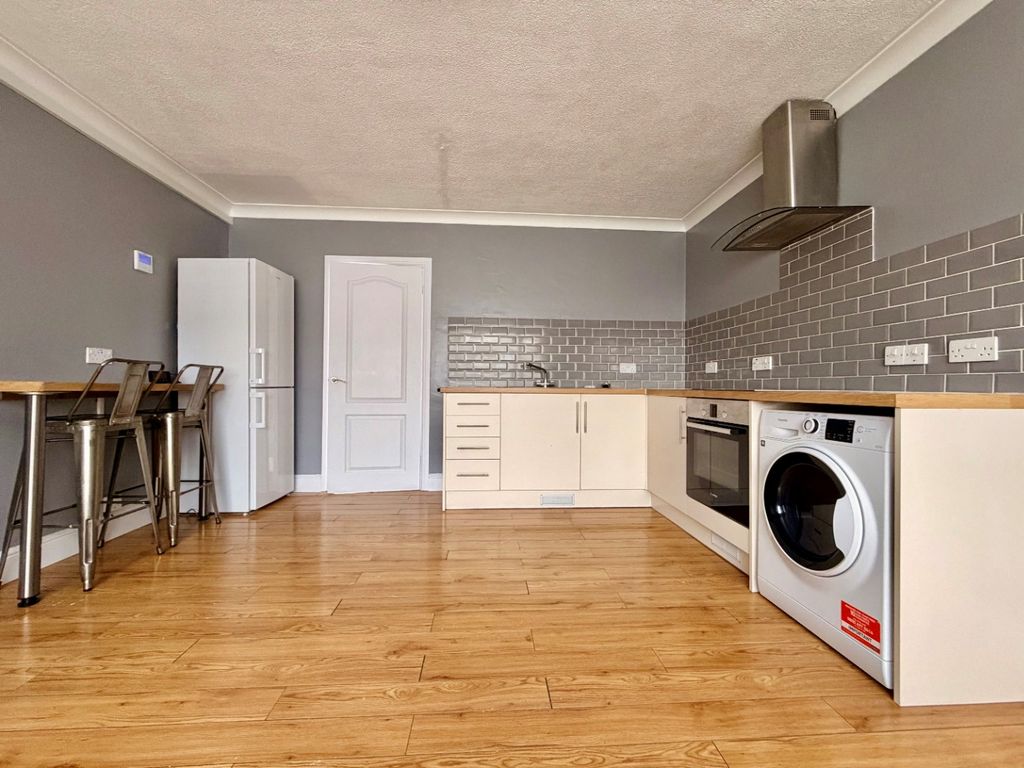 Property photo 3 of 8 669444