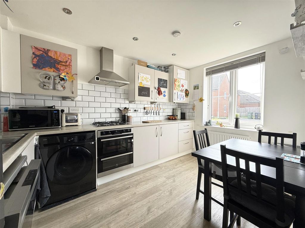 Property photo 3 of 14 Kitchen