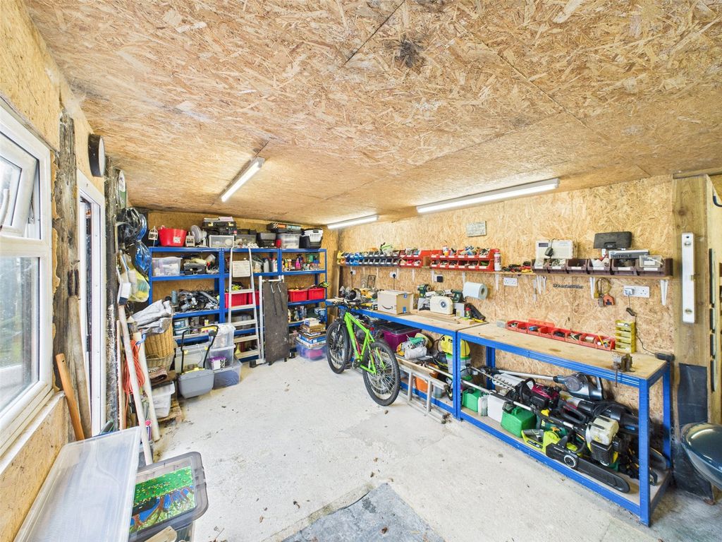 Property photo 2 of 18 Garage/Workshop