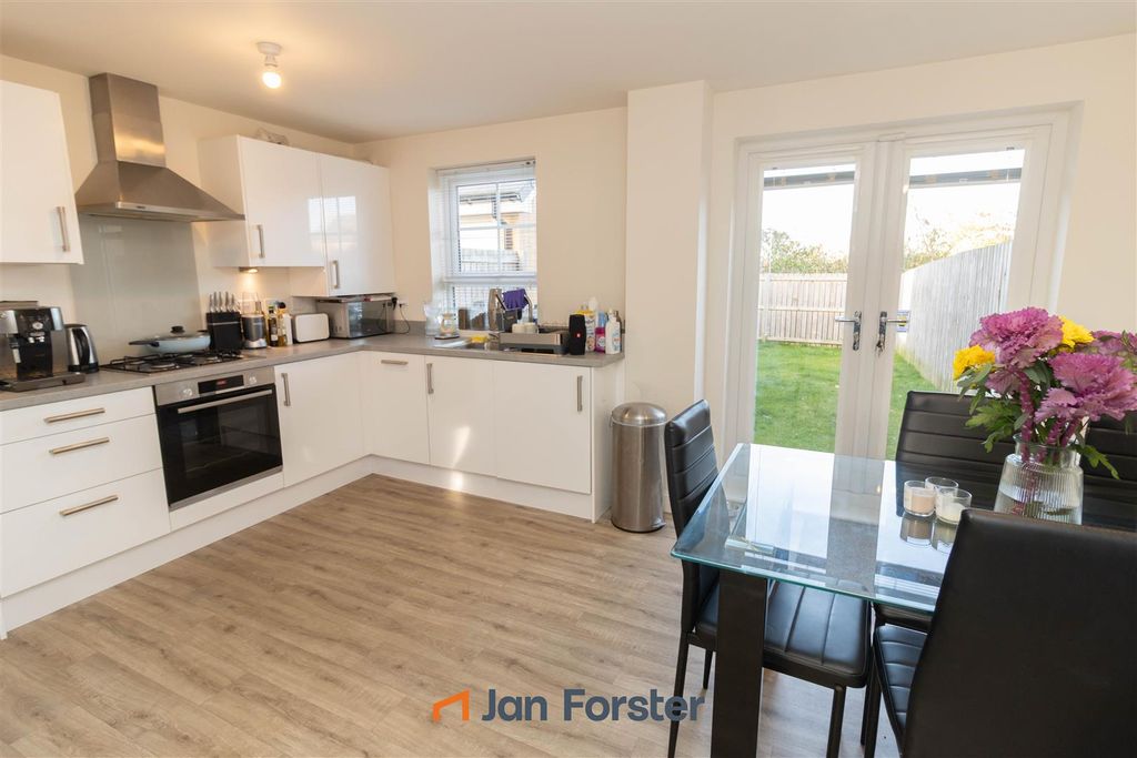 Property photo 3 of 10 Kitchen Dining Room