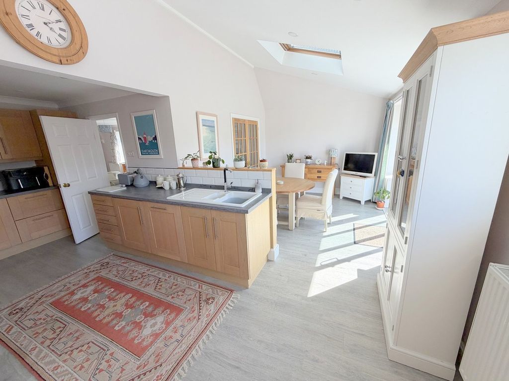Property photo 2 of 33