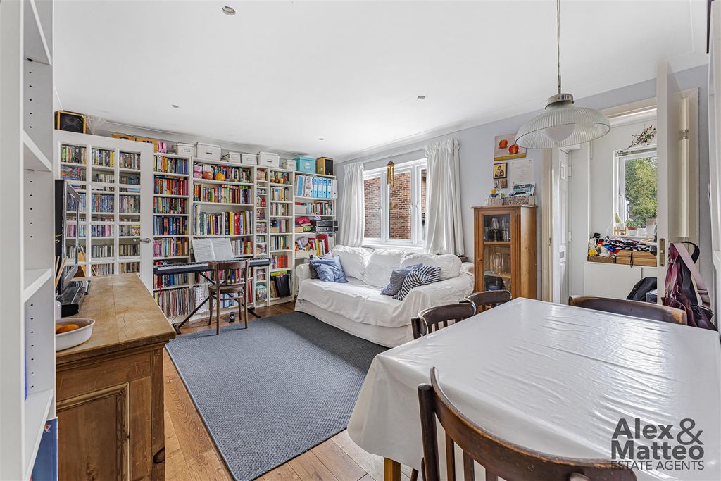 Property photo 1 of 17 Somerford Way