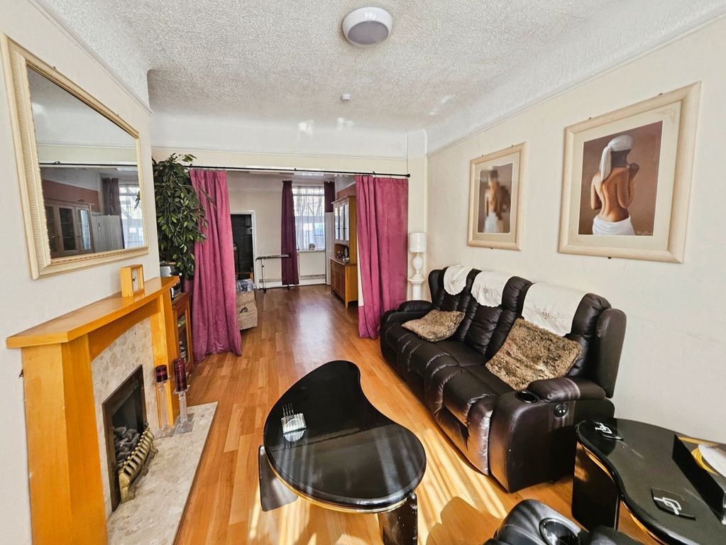 Property photo 3 of 12 Lounge