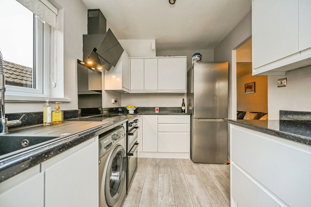 Property photo 2 of 16 Kitchen