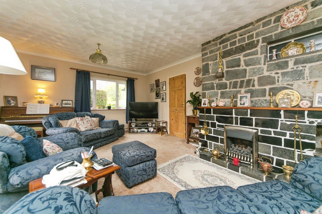 Property photo 1 of 14 Lounge