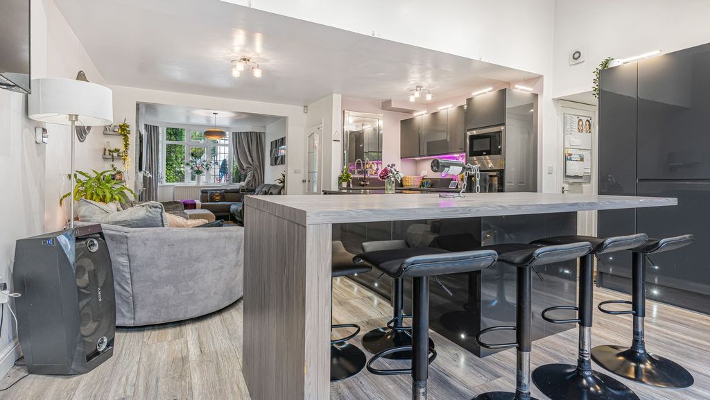 Property photo 2 of 32