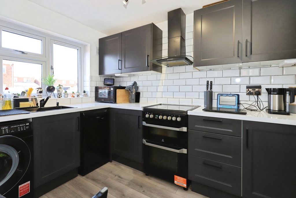 Property photo 2 of 12 Fitted Kitchen