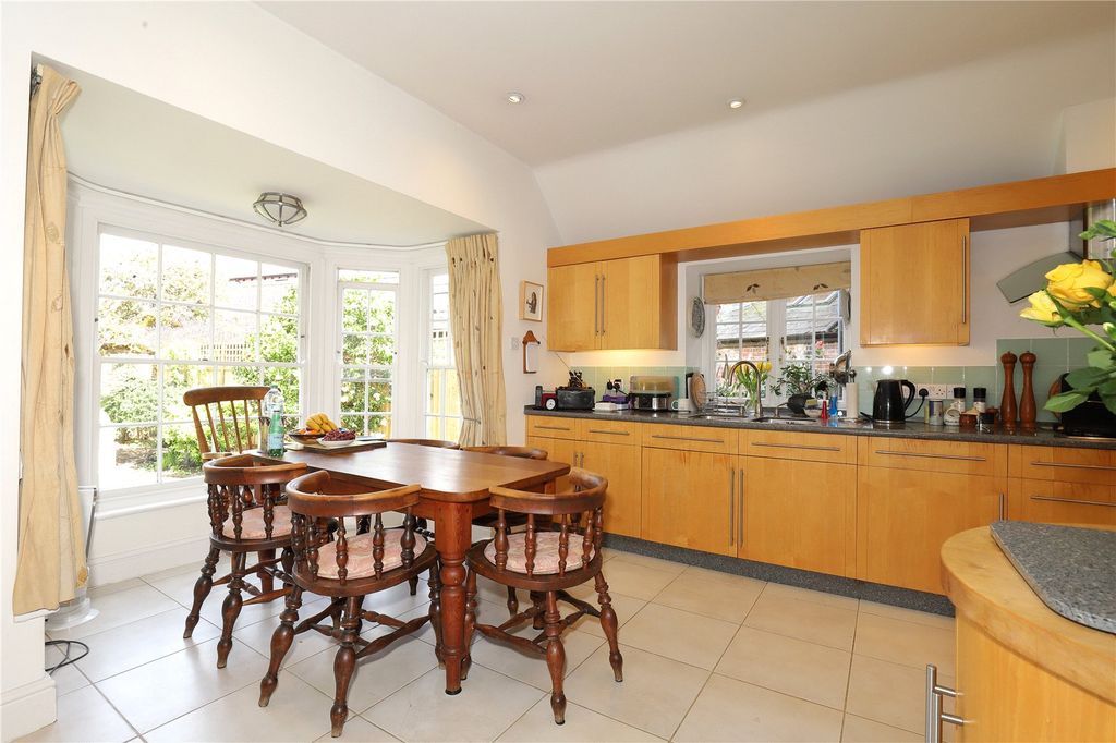 Property photo 3 of 10 Kitchen/Breakfast