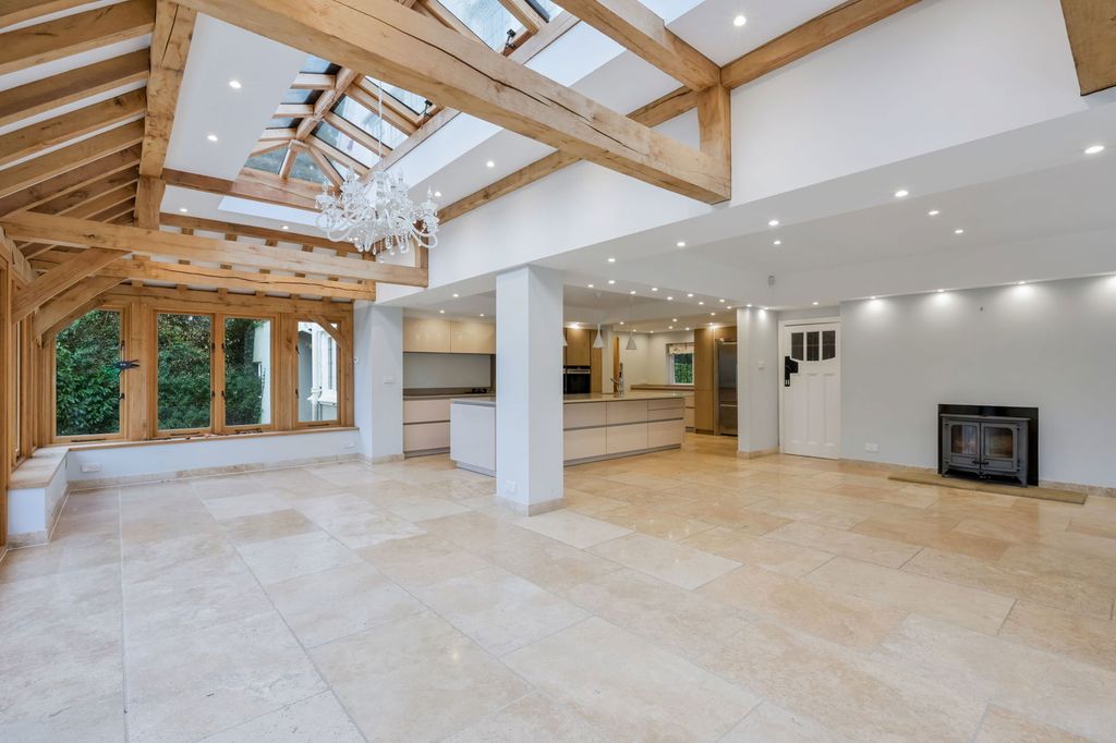 Property photo 2 of 31