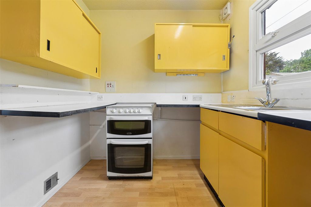 Property photo 3 of 13 Kitchen
