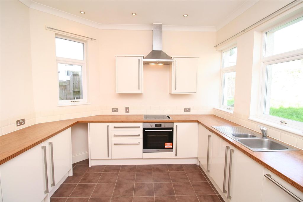 Property photo 3 of 7 Kitchen