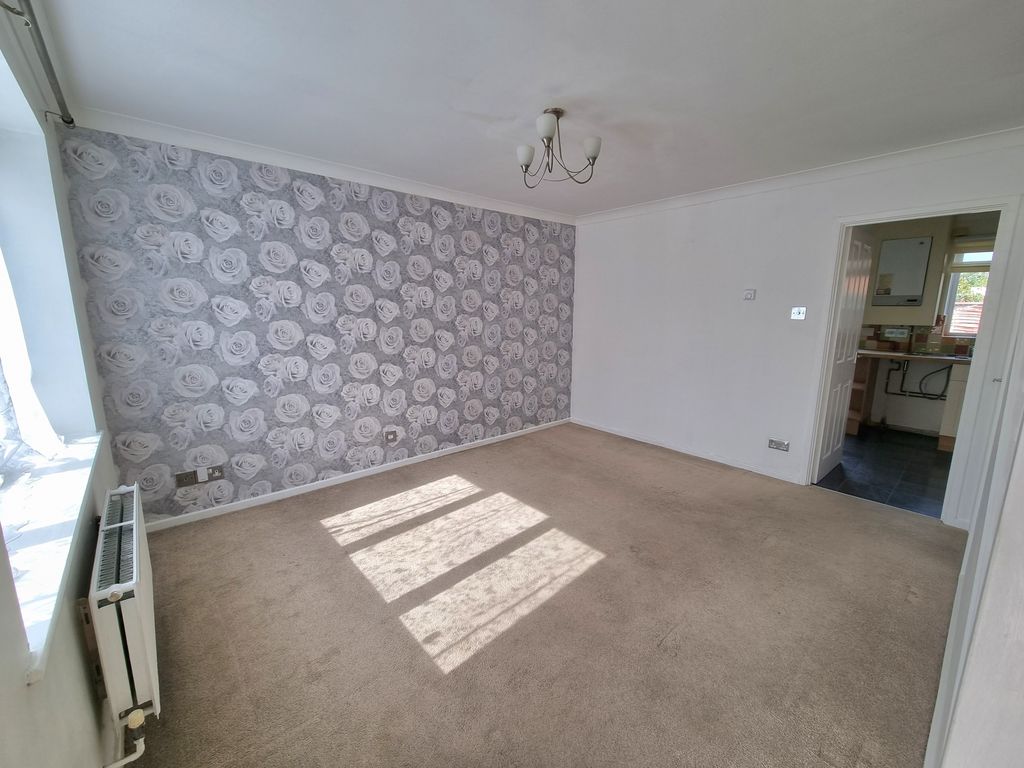 Property photo 3 of 11 Living Room