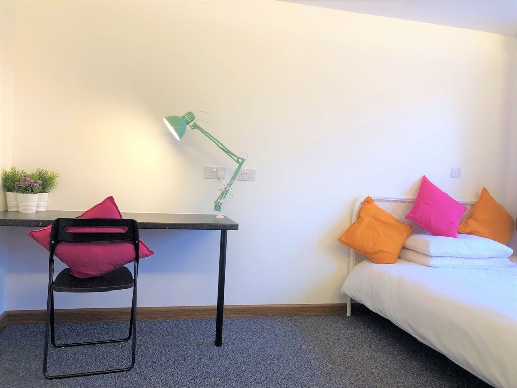 Property photo 2 of 7 A Bright And Tidy Single Bedroom Featuring A Comfo...