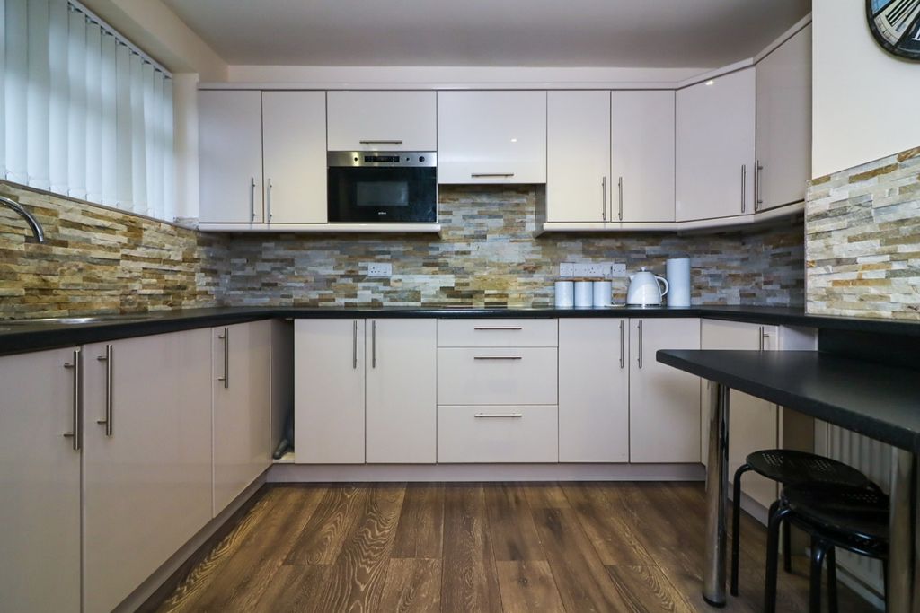 Property photo 3 of 24 Image00030