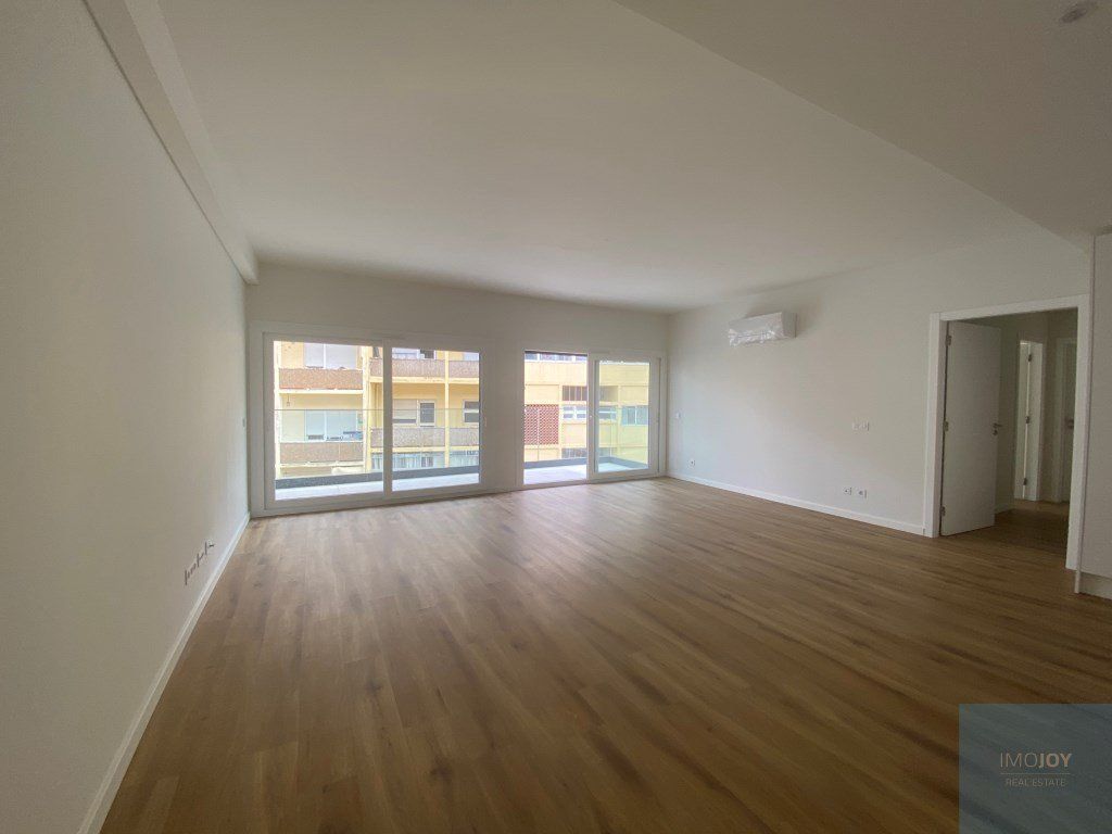 Property photo 1 of 20 2 Bedroom Flat In Cacilhas