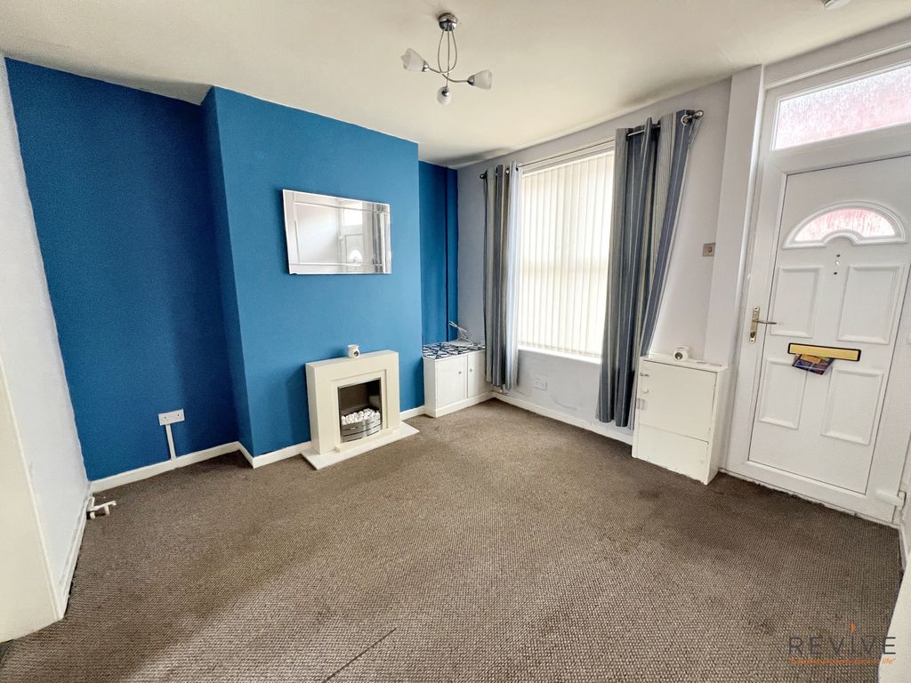 Property photo 3 of 8 Lounge