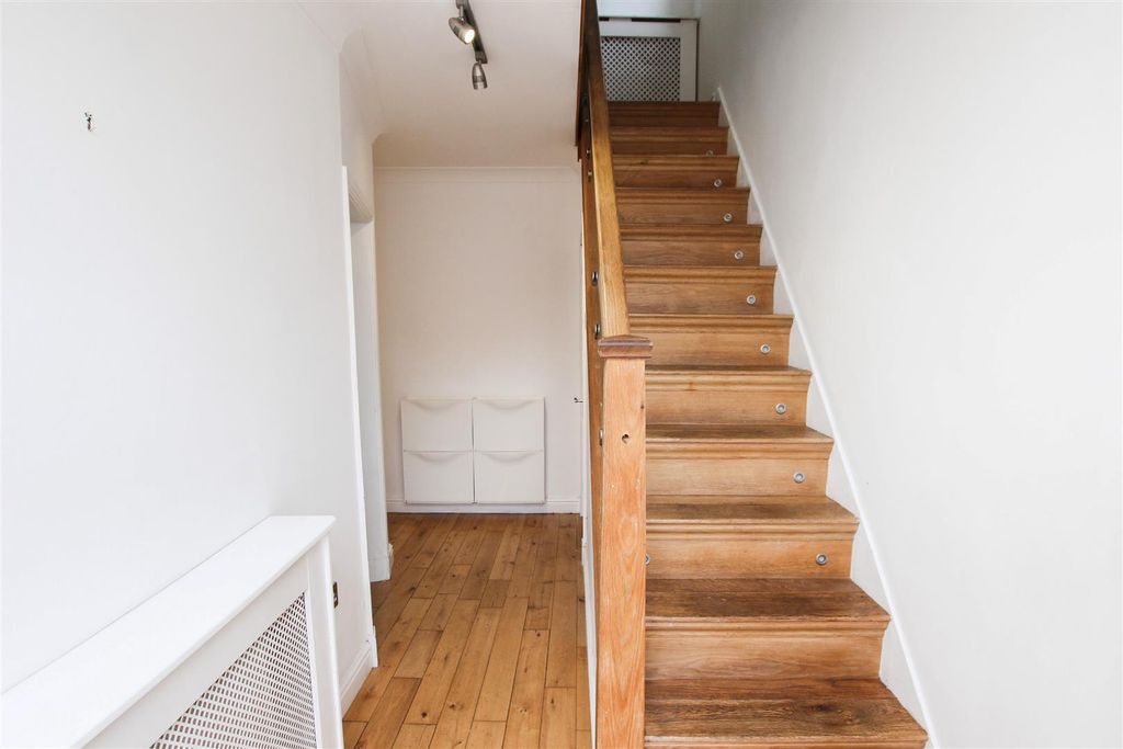 Property photo 3 of 22 Entrance Hall