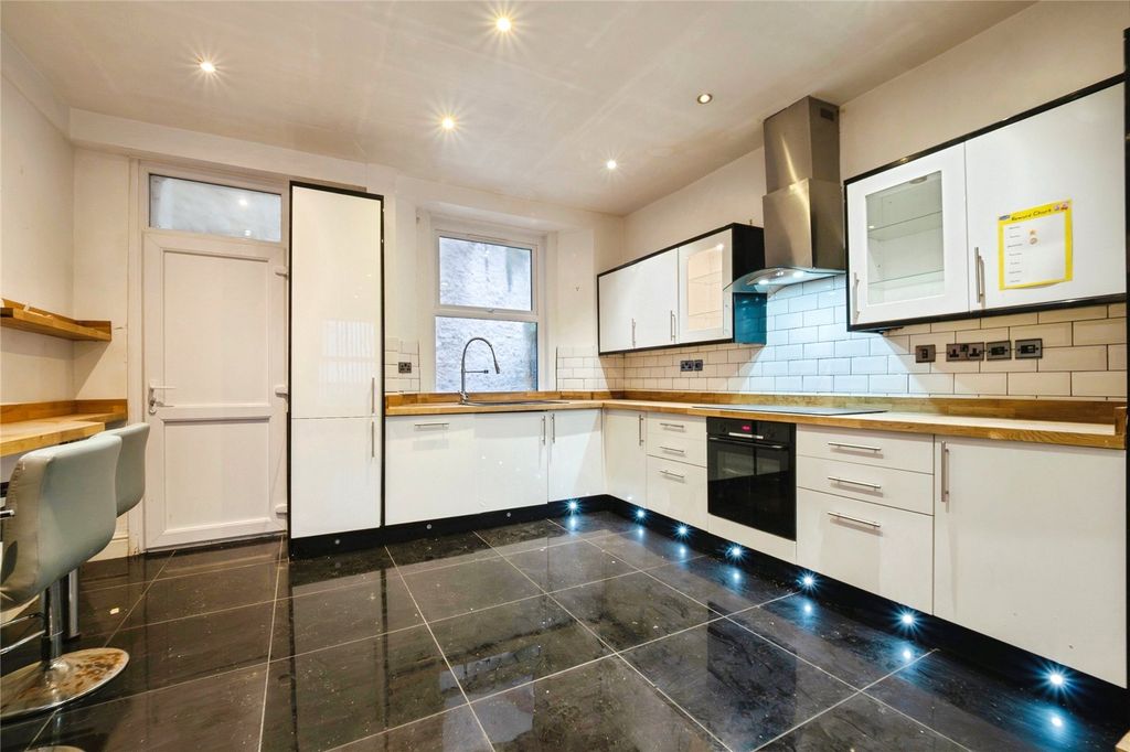 Property photo 2 of 22 Picture No. 20