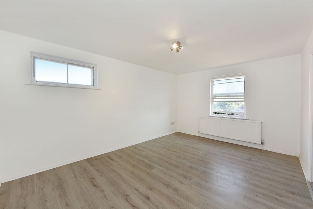 Property photo 3 of 8 66 Edmestone Close (2)