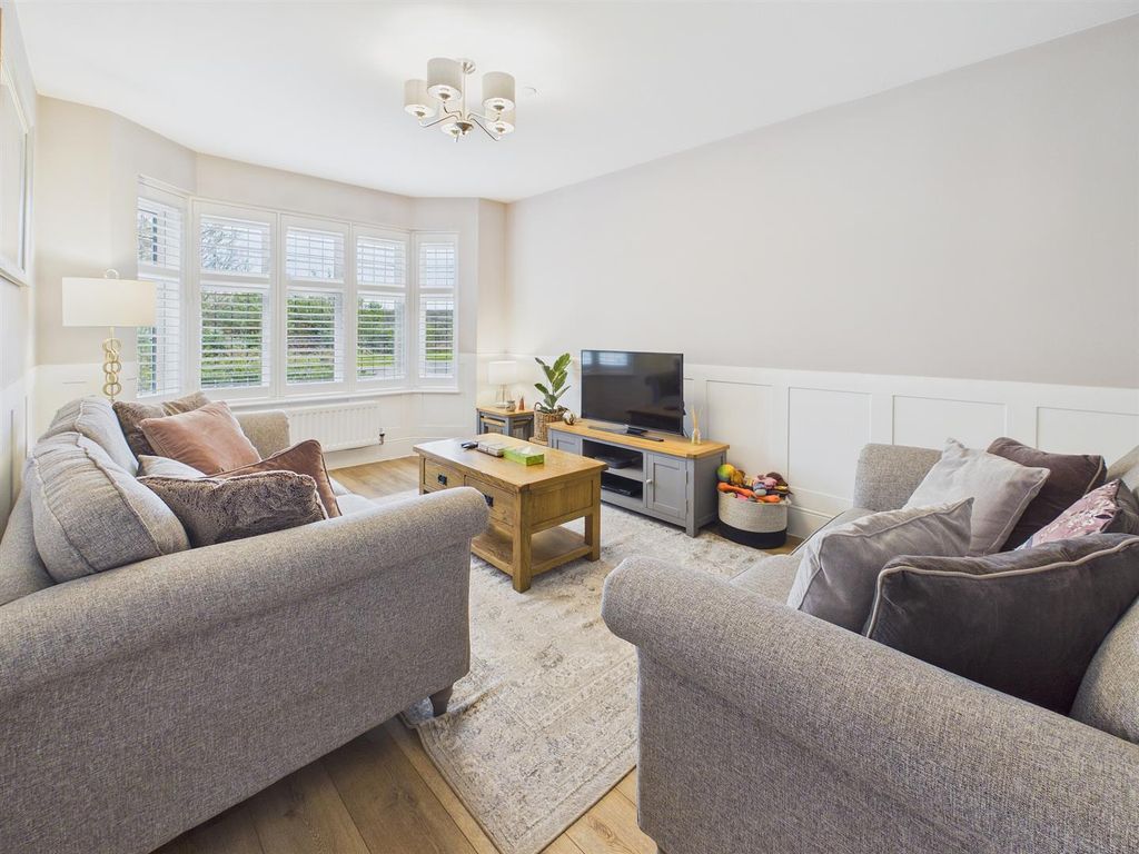 Property photo 3 of 31 Lounge