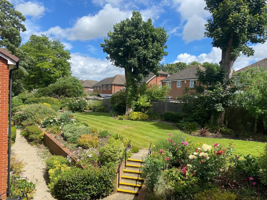 Property photo 3 of 12 Garden