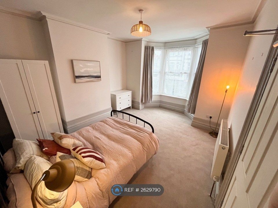 Property photo 2 of 12 £595Pm
