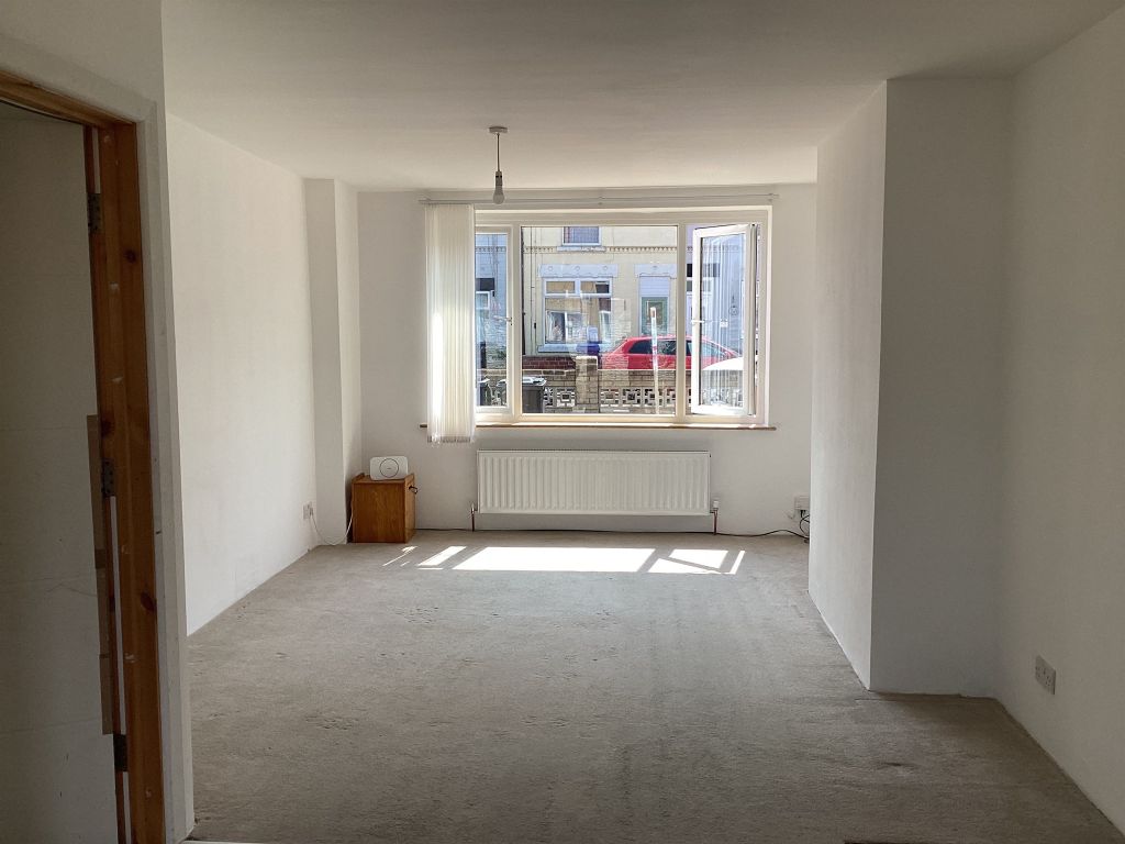 Property photo 3 of 14 Lounge/ Dining Area