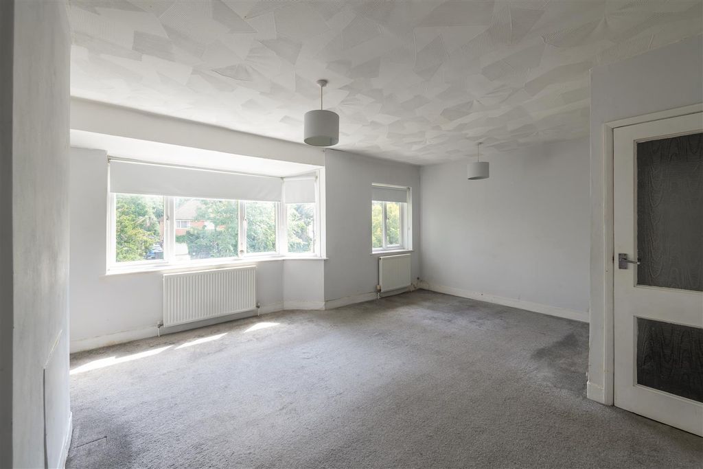 Property photo 2 of 10 7 Meadowcroft Close Internals-3.Jpg