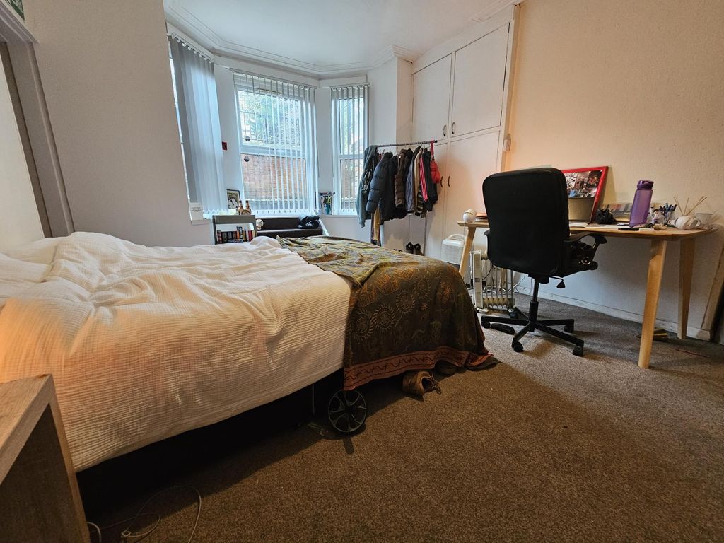 Property photo 3 of 21 Well-Presented Double Bedroom Featuring A Comforta...